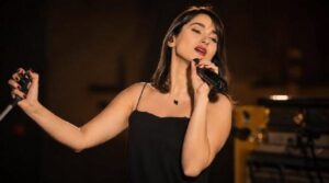 74 de lovituri de bici pentru o melodie fără hijab! Sentință draconică pentru o vedetă iraniană