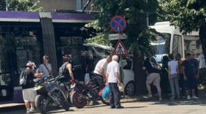 Accident grav în Timișoara: mașină prinsă între tramvai și copac, intervenție SMURD și pompieri