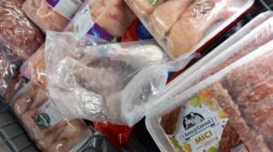 Ambalajele din plastic ne contaminează alimentele din frigider