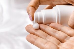 Care sunt diferențele dintre SPF, UVA și UVB și cum să îți alegi crema cu protecție solară potrivită
