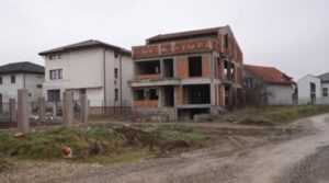 Cartierul de lux promis de stat, neterminat de un sfert de secol: "Totul e făcut în bătaie de joc"