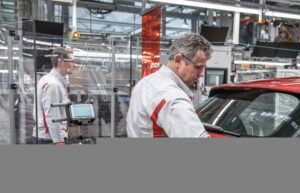 Cea mai amplă restructurare din istoria industriei auto germane a început: Pentru a opri hemoragia provocată de valul de rivali chinezi, marile mărci auto germane se pregătesc să dea afară peste 120.000 de oameni, să închidă fabrici şi să reducă producţia. Bonusurile nu mai sunt plătite, angajările sunt îngheţate, iar perspectivele sunt tragice