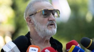 De ziua lui, Gigi Becali a pălmuit în glumă un jurnalist: TikTok, TikTok, TikTok, draci, draci, draci