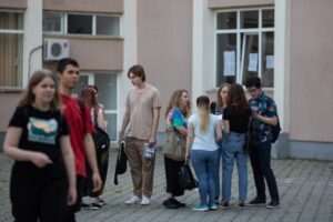Edupedu: Aproape 15.000 de elevi care erau înscriși la începutul acestui an școlar în clasa a VIII-a nu apar înscriși la Evaluarea Națională care începe luni / Generația 2026 a trecut prin pandemie și 9 miniștri ai Educației