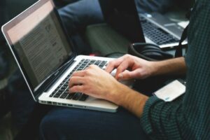 Eurostat: Peste jumătate dintre tinerii europeni au fost expuși la mesaje ostile online în 2025