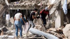 Familii care strigă la cei dragi prinși în moloz de cutremurele din Venezuela