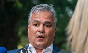 FOTO  Adrian Veștea preia modelul Grindeanu și restricționează accesul la statisticile contului său de Facebook