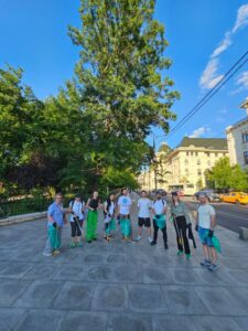 FOTO REPORTAJ  Clean-up comunitar pe Bulevardul Regina Elisabeta: cum s-au dezvoltat, după doi ani, copacii plantați prin proiectul civic „Coroană Verde”, care va uni într-o zi coroanele arborilor din centrul Capitalei