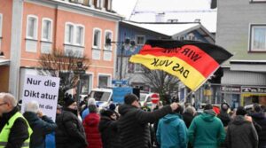 Furia, frica și nostalgia – rețeta prin care extrema dreaptă cucerește tot mai mulți europeni