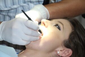 INTERVIU  Dr. Gabriel Dumitru, medic chirurg dento-alveolar, explică ce poți mânca după rezecția apicală: „Iaurtul, supele cremă și piureurile sunt recomandate”