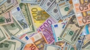 Leul s-a depreciat, miercuri, în raport cu principalele valute
