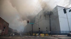 Los Angeles, acoperit de fum: stare de urgență după un incendiu de proporții