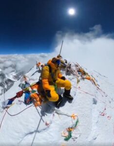 Misterul de pe Everest care durează de aproape 30 de ani. Nimeni nu știe sigur cine este „Green Boots”