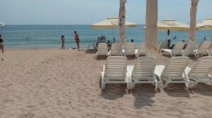 O plajă bună e o plajă luată cu japca! Nimeni nu-i controlează pe „pirații” nisipului din stațiunile de la malul mării