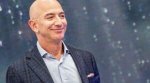 „PĂMÂNTUL NU MAI AJUNGE!” Jeff Bezos vrea să mutăm fabricile pe Lună