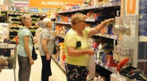 Românii au muncit pe bani mai mulți în 2025, dar viața i-a costat dublu
