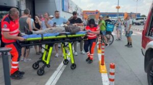 Scene de groază la un mall din Timișoara! Un taxi a lovit trei pietoni în zona pietonală și s-a oprit într-un magazin
