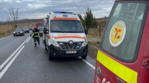 Un tânăr de 25 de ani a murit pe loc după ce s-a răsturnat cu mașina