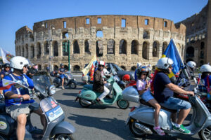 Vespa a împlinit 80 de ani. Mii de pasionați au defilat cu scuterele pe străzile Romei: „Vespa este un mod de viață”