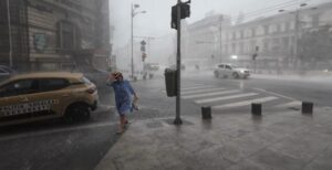 VIDEO  BREAKING Un bărbat a murit în Ilfov după ce un copac a căzut peste mașina în care se afla / Furtună devastatoare în București / Copaci smulși în centrul Capitalei / Mesaj RO-Alert emis de autorități