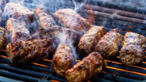 VIDEO  Premieră pentru gastronomia românească: micii au ajuns la unul dintre cele mai mari festivaluri de carne din lume / Chef Pop Arnold Emerson: „România are multe preparate care pot fi puse în valoare”