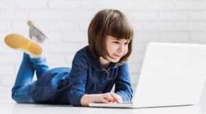 10 trucuri prin care părinții îi pot desprinde pe copii de ecrane în vacanța de vară