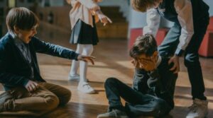 15.000 de lei amendă pentru directorii care ignoră cazurile de bullying în școli