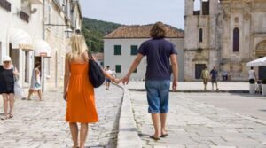 4 luni de naștere sunt destinate unei povești de dragoste care depășește granițele