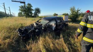 Accident feroviar grav în Suceava. Un tren de persoane a spulberat un autoturism la o trecere la nivel cu calea ferată, șoferul a murit