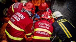 Accident: Un microbuz cu 11 persoane s-a răsturnat în Vrancea. A fost activat Planul Roșu