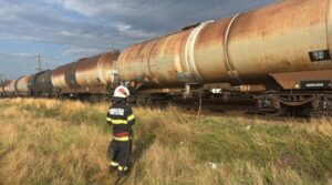 Alertă în Teleorman: un tren cu 36 de vagoane încărcate cu motorină a fost oprit. Populația din zonă a fost evacuată