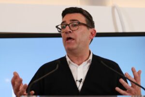 Andy Burnham, „profund recunoscător” după ce a strâns 322 de nominalizări pentru conducerea Partidului Laburist