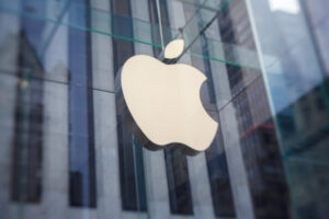 Apple depăşeşte Nvidia, devenind cea mai valoroasă companie din lume / Capitalizarea bursieră a companiei a atins 4.880 miliarde de dolari