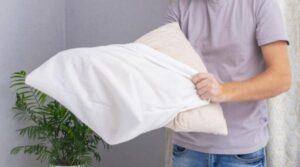 Cât de des se schimbă pernele și pilota: Testul de 10 secunde care iți arată dacă „au expirat”