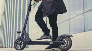 Ce ai și ce nu ai voie să faci cu trotineta electrică. Regulile pe care mulți le încalcă