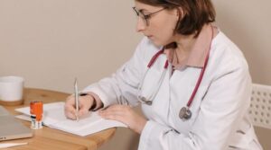 Ce nu ai voie să faci în concediul medical: angajatorul te poate concedia sau nu?