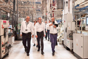 Ce strategie are România să menţină şi să dezvolte Dacia în România? În 2020, La Mioveni Luca de Meo numea Dacia „un miracol“. În 2026, François Provost a venit în România cu un avertisment: volumele viitoare nu sunt securizate, iar cauzele problemelor sunt „şi externe, şi interne“