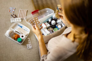 Ce trebuie să conțină trusa medicală de vacanță? Sfaturile unui farmacist