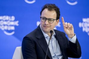 CEO-ul Anthropic cere restricții mai dure pentru accesul Chinei la tehnologia AI, dar se opune interzicerii modelelor open-weight