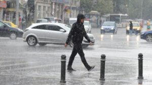 Cod galben de vreme rea în Capitală. Ploi torențiale, descărcări electrice, grindină și vijelii