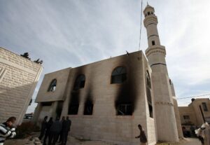 Coloniștii israelieni au incendiat moschei și culturi agricole în Cisiordania. „Au venit de peste tot”, spun localnicii