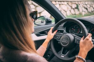 Comisia Europeană explică modul în care vor fi aplicate noile reguli privind permisele auto și suspendarea dreptului de a conduce