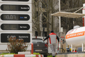 Consumul de benzină a crescut și în aprilie, dar mai puțin decât în martie. Dumitru Chisăliță (AEI): „Este un indiciu că populația și companiile încep să își ajusteze comportamentul”  ANALIZĂ