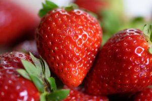 Cum păstrezi căpșunile proaspete mai mult timp folosind un singur ingredient comun