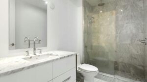 De ce au tot mai multe hoteluri băi cu pereți din sticlă. Motivul surprinzător pe care puțini turiști îl cunosc
