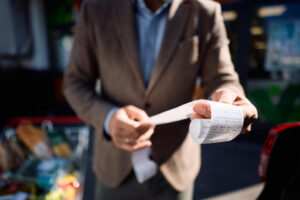 Dincolo de bonul fiscal, ce se întâmplă cu banii după ce plătim la casă? Cum circulă banii în economie după o sesiune de cumpărături