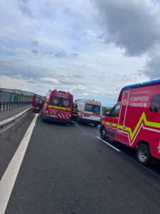 Două accidente s-au produs pe A1, în zona localității Cristian: Patru persoane rănite, după impactul dintre un microbuz și două autoutilitare