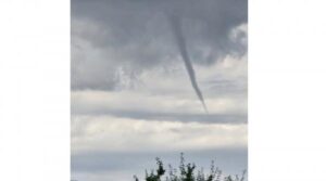 Fenomen meteo rar la Ploiești. O pâlnie de tornadă a fost surprinsă în timpul furtunii
