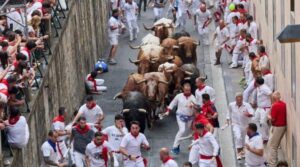 Festivalul San Fermin 2026 a început la Pamplona. Mii de oameni participă la celebra cursă cu tauri, una dintre cele mai spectaculoase și controversate tradiții din lume