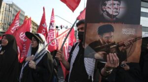 Fotografia lui Trump, lovită cu pietre la înmormântarea ayatollahului Ali Khamenei